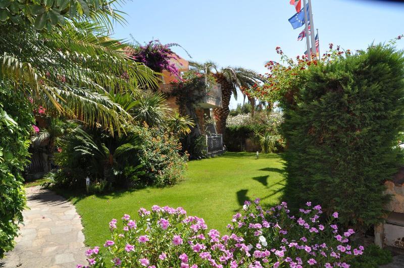 فيلاّسيمِيوس Palm Village المظهر الخارجي الصورة